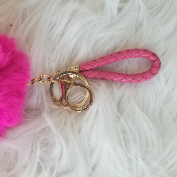 Pink pom pom keychain - Picture 3 of 3
